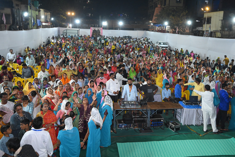 On January 13 and 14, 2024, thousands gathered for Grace Ministry's two-day prayer meeting at Sion on the Mumbai grounds. The two-day prayer assembly drew attendees from around Mumbai in Koliwada, Dharavi.